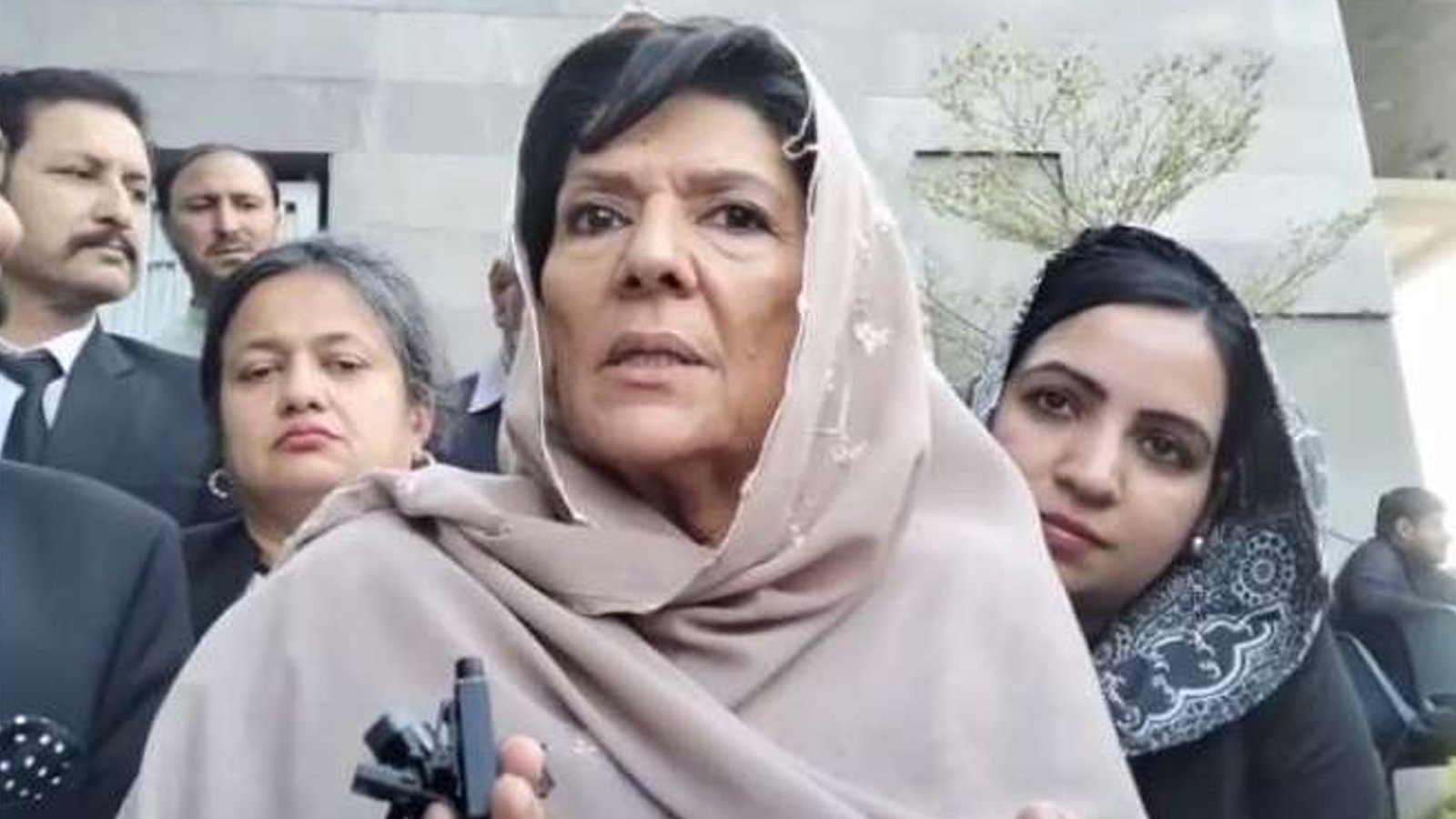 عمران خان اگلے ہفتے آرمی چیف کو تیسرا خط لکھ رہے ہیں، علیمہ خان