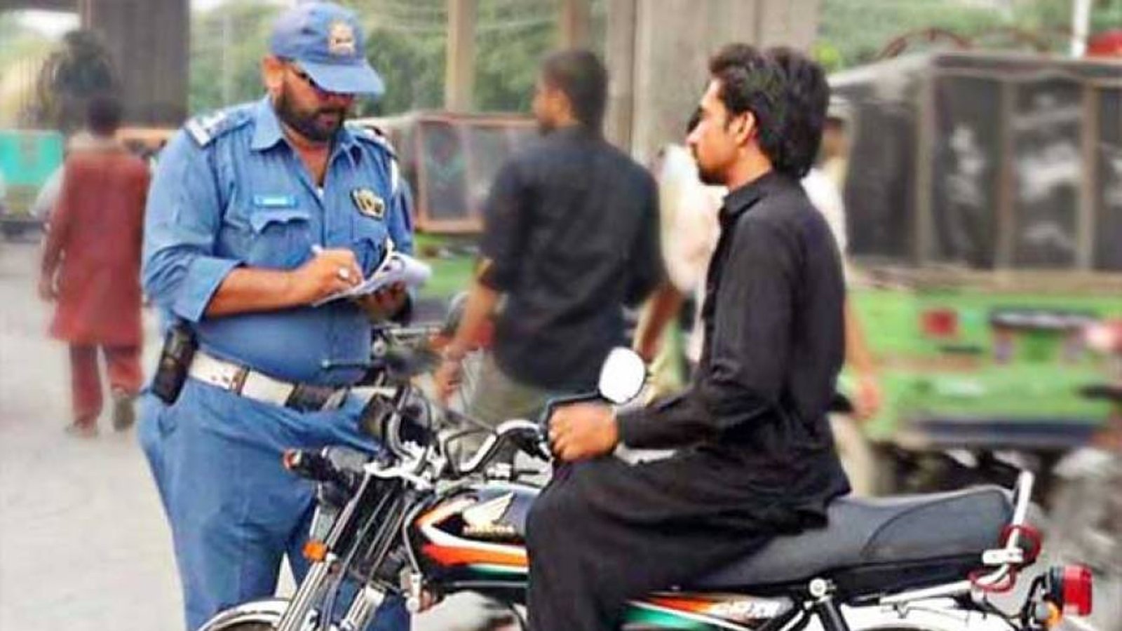بغیر ہیلمٹ سوار موٹرسائیکل سواروں کو 2ہزار روپے جرمانہ ہو گا