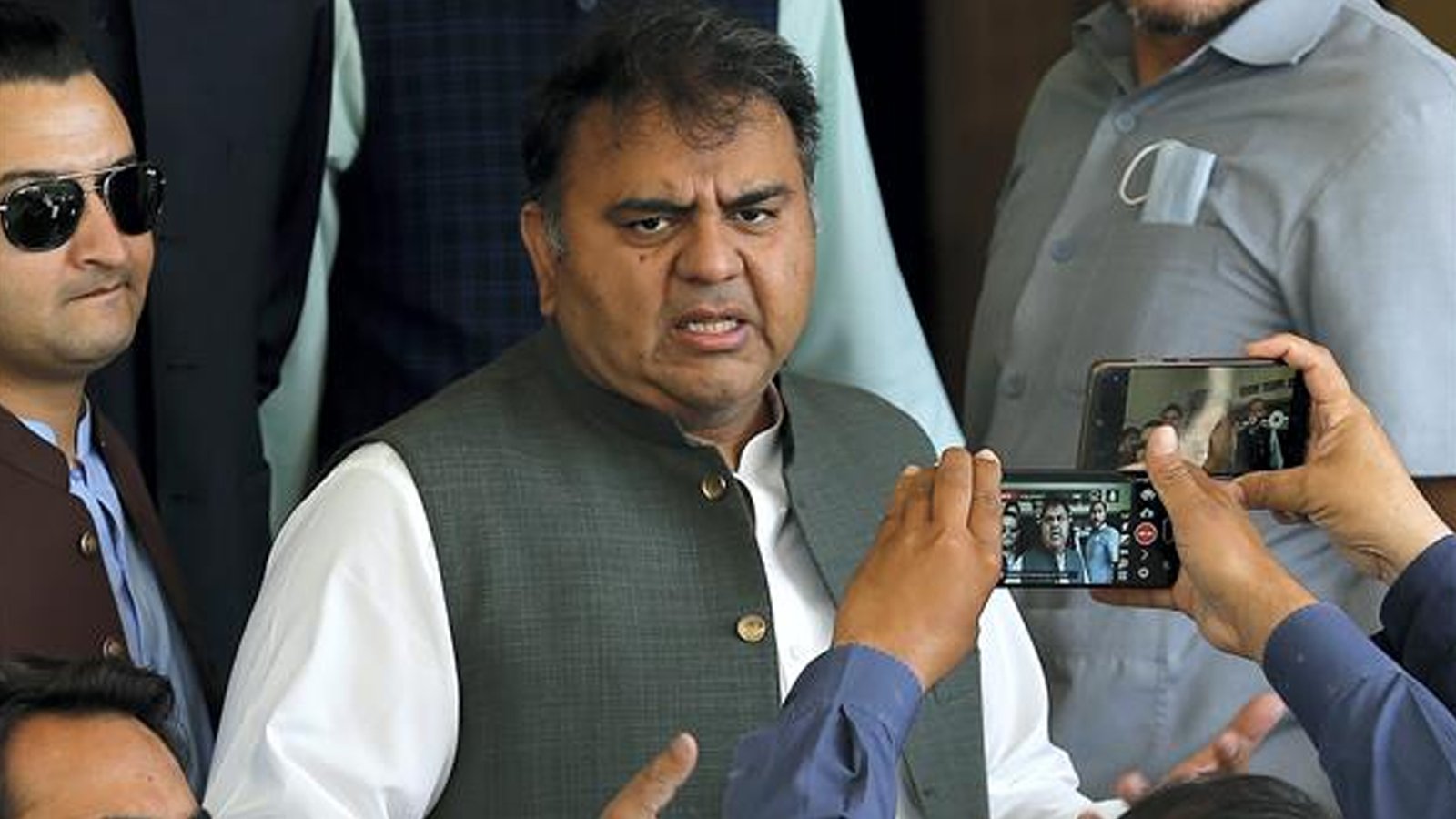 شہباز گل کے بھائی کو بھی اٹھا لیا گیا، فواد چودھری کا دعوی