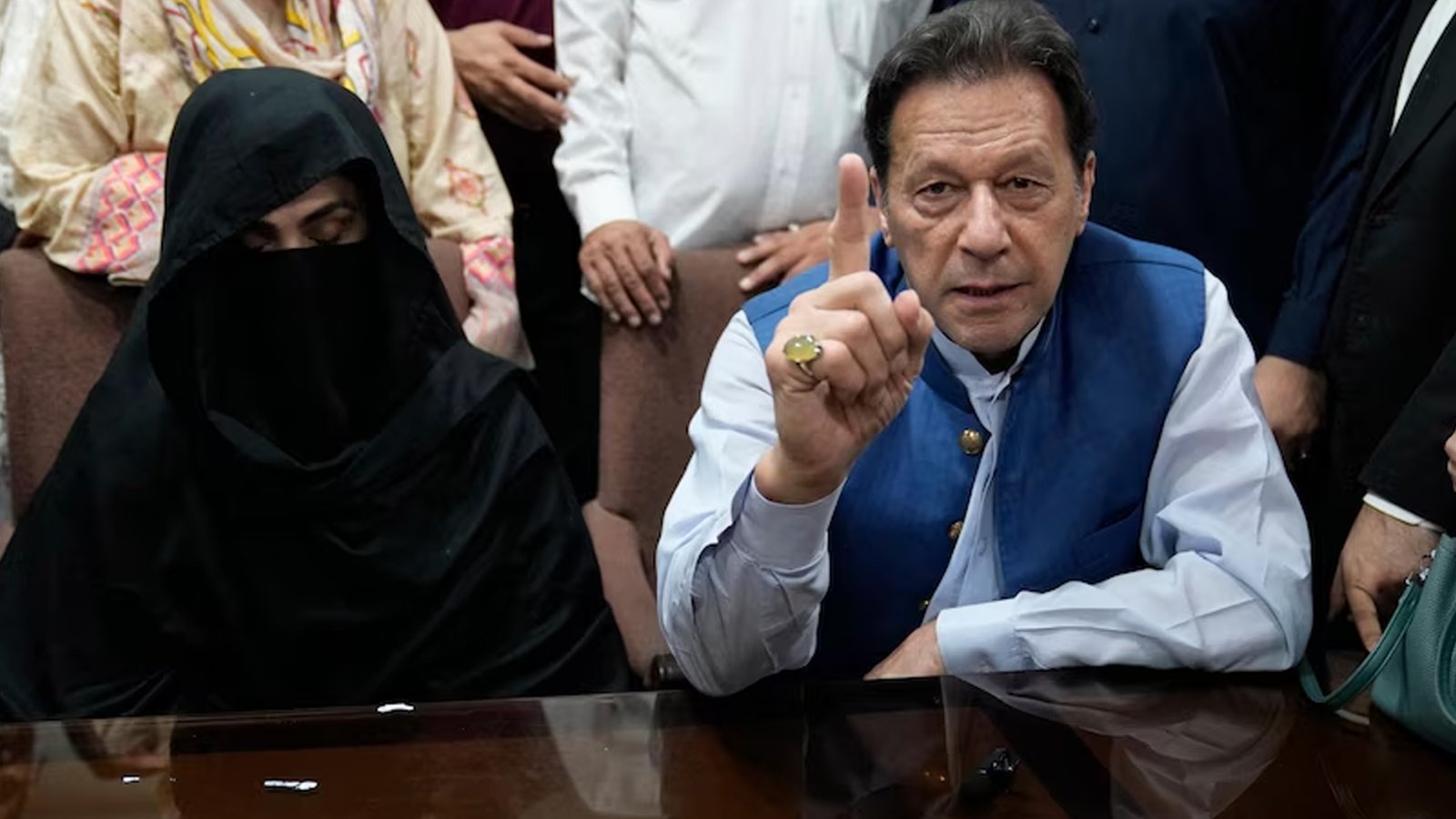 احتساب عدالت نے عمران خان اور بشریٰ بی بی کو ریاستی اداروں کیخلاف بیان بازی سے روک دیا