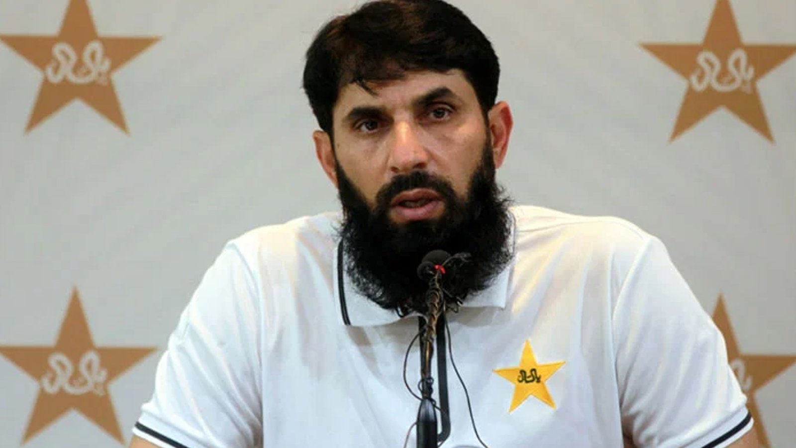 مصباح الحق نے قومی ٹیم کی کپتانی سے متعلق پی سی بی کے فیصلوں پر تنقید کردی