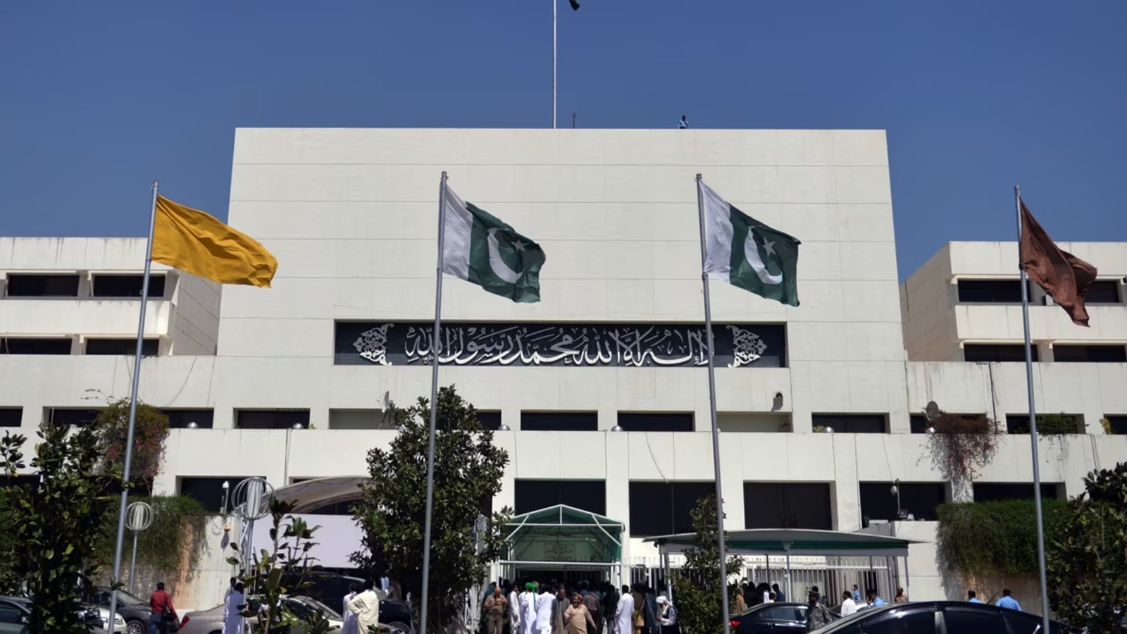پارلیمنٹ ہاؤس کے ملازمین کا سیاسی سرگرمیوں میں ملوث ہونے کا انکشاف