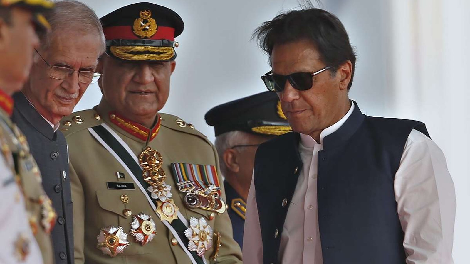 عمران خان کی حکومت گرانے سے متعلق سوال  جنرل باجوہ نے کیا کہا؟ سینئر صحافی کا تہلکہ خیز انکشاف