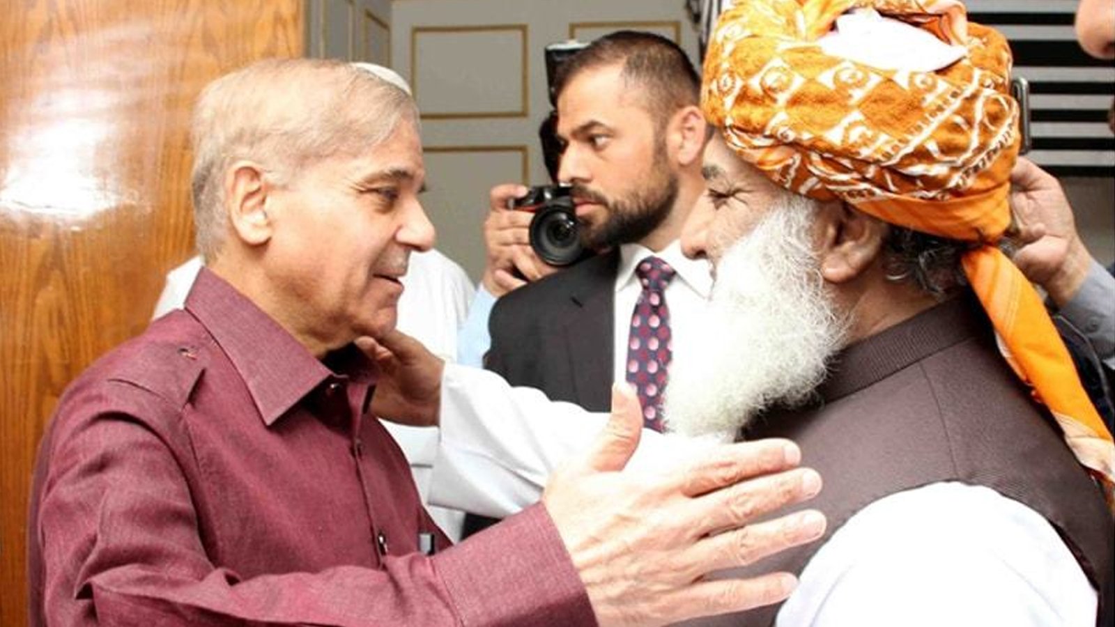 وزیراعظم شہباز شریف کا مولانا فضل الرحمن سے ٹیلی فونک رابطہ ،عید کی مبارکبا