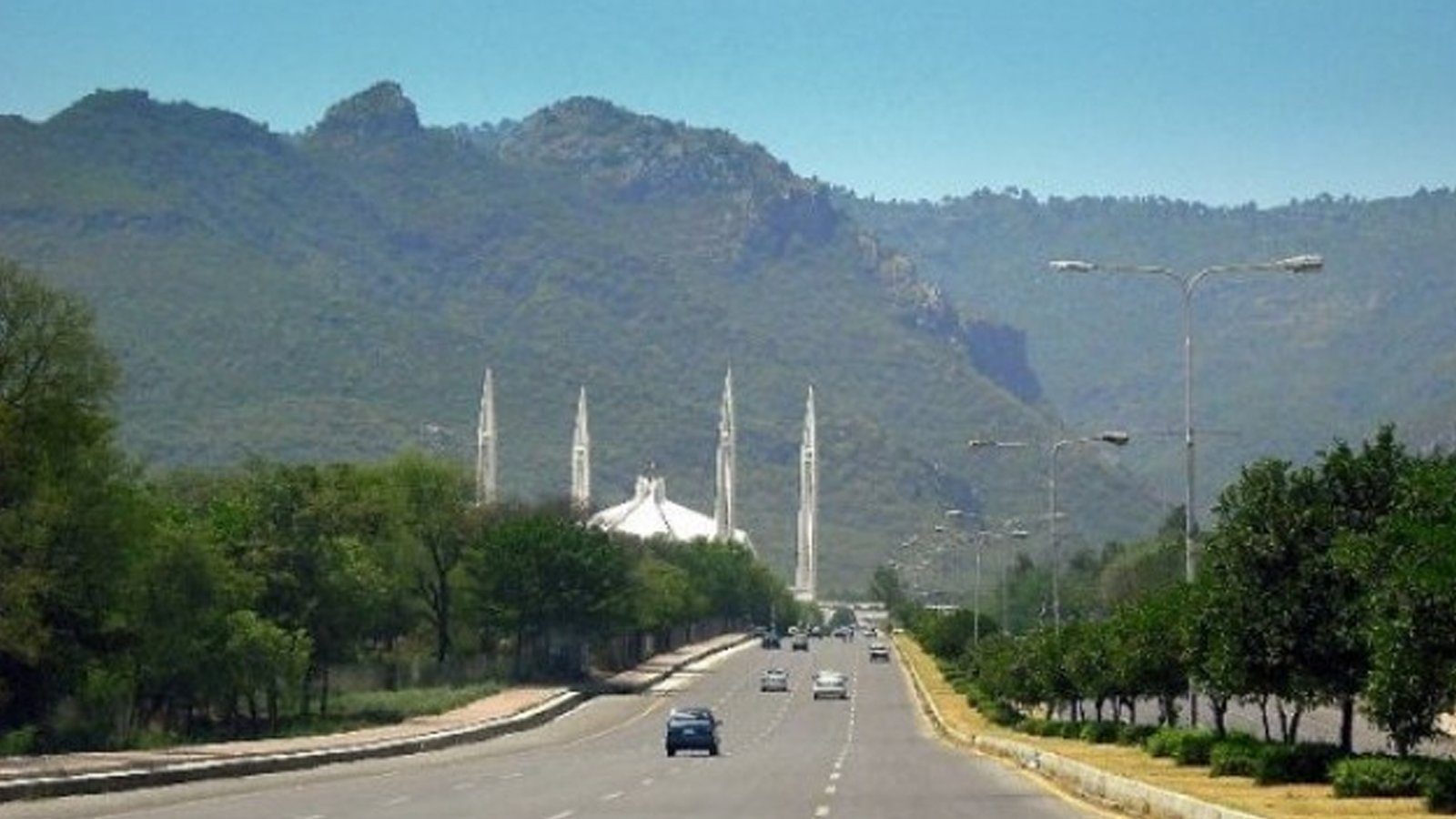2نوسربازغیرملکی خاتون سے نقدی چھین کر فرار