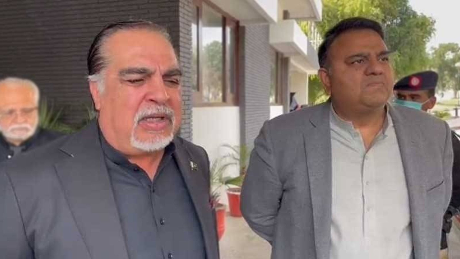 فواد چوہدری اور عمران اسماعیل سیاسی جنازے قرار