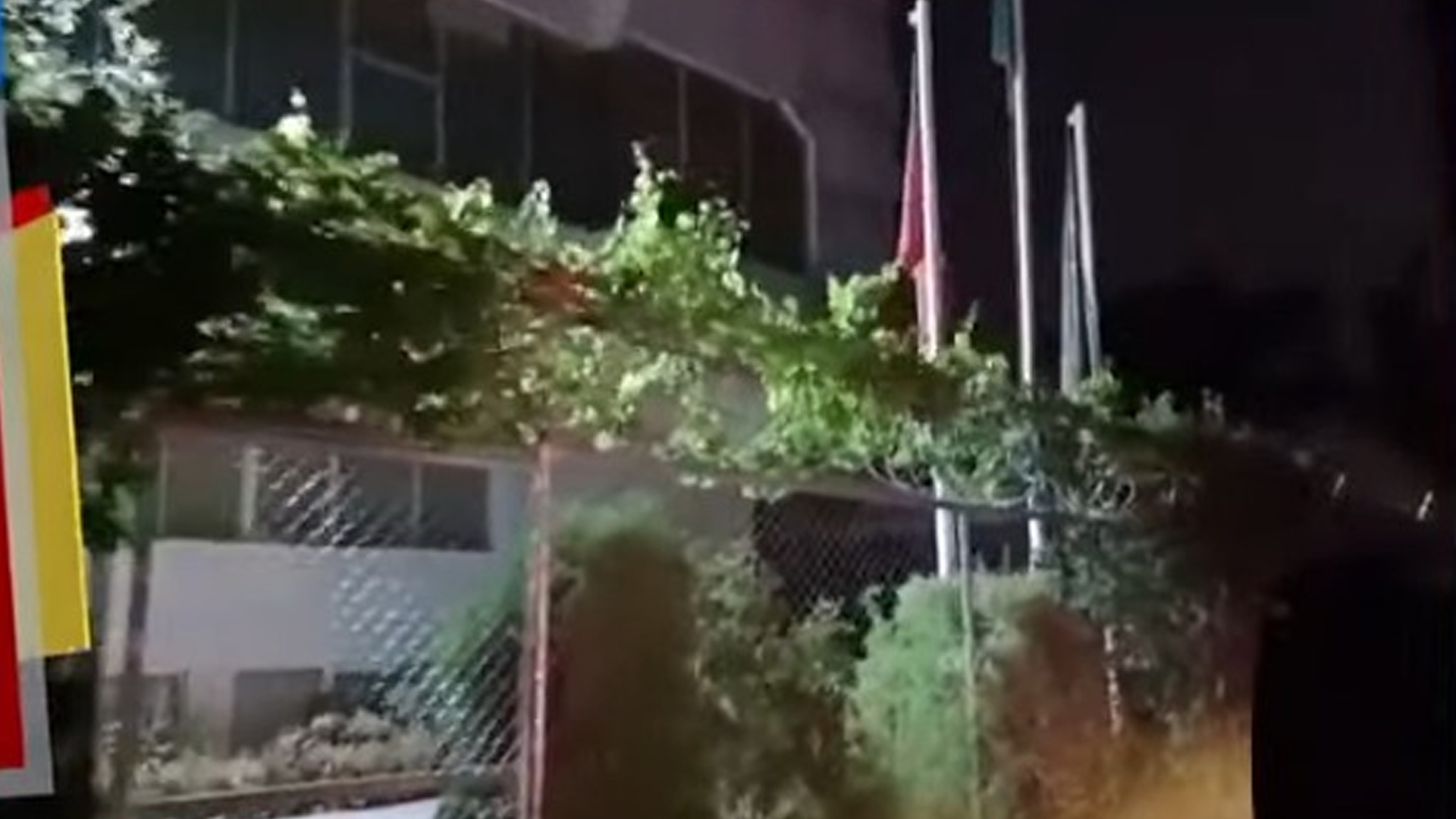 پی ٹی آئی کے مرکزی دفتر کیخلاف سی ڈی اے کا آپریشن، ایک حصہ گرا دیا
