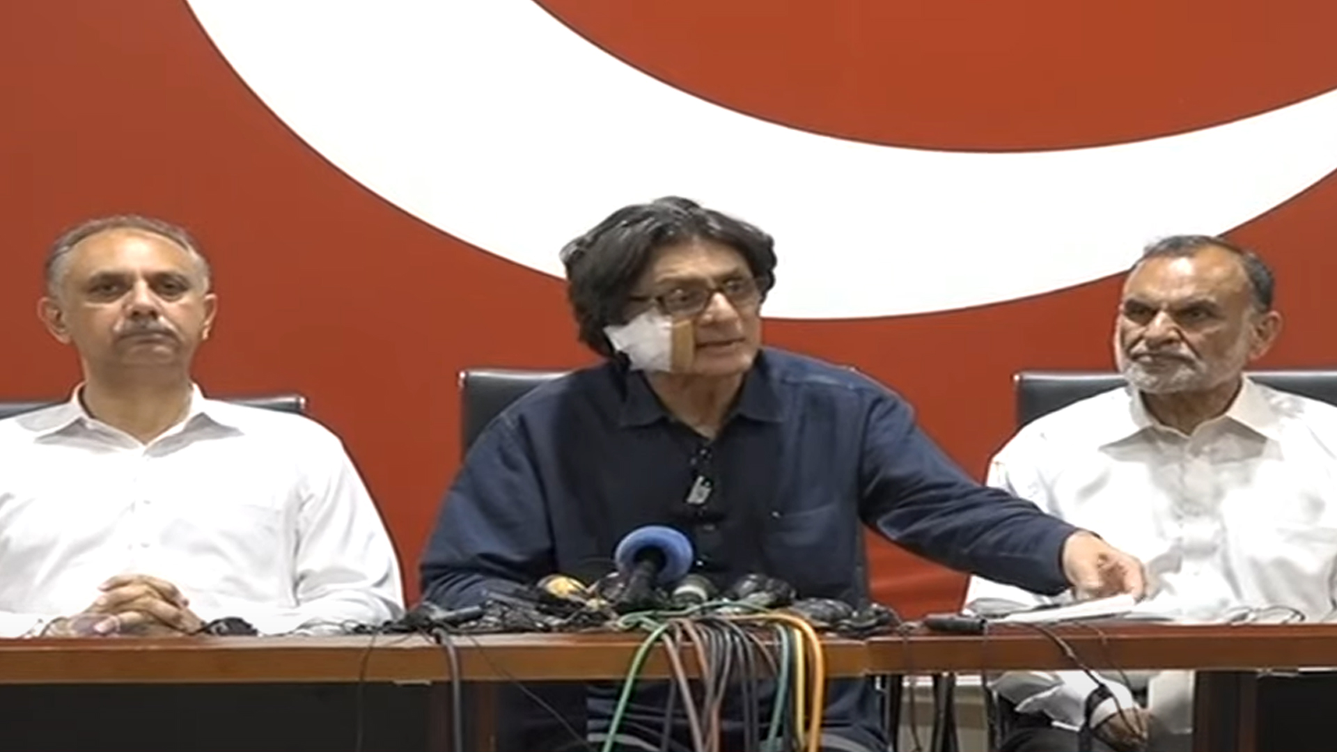 پی ٹی آئی نے رئوف حسن پر حملے کی ایف آئی آر مسترد کردی