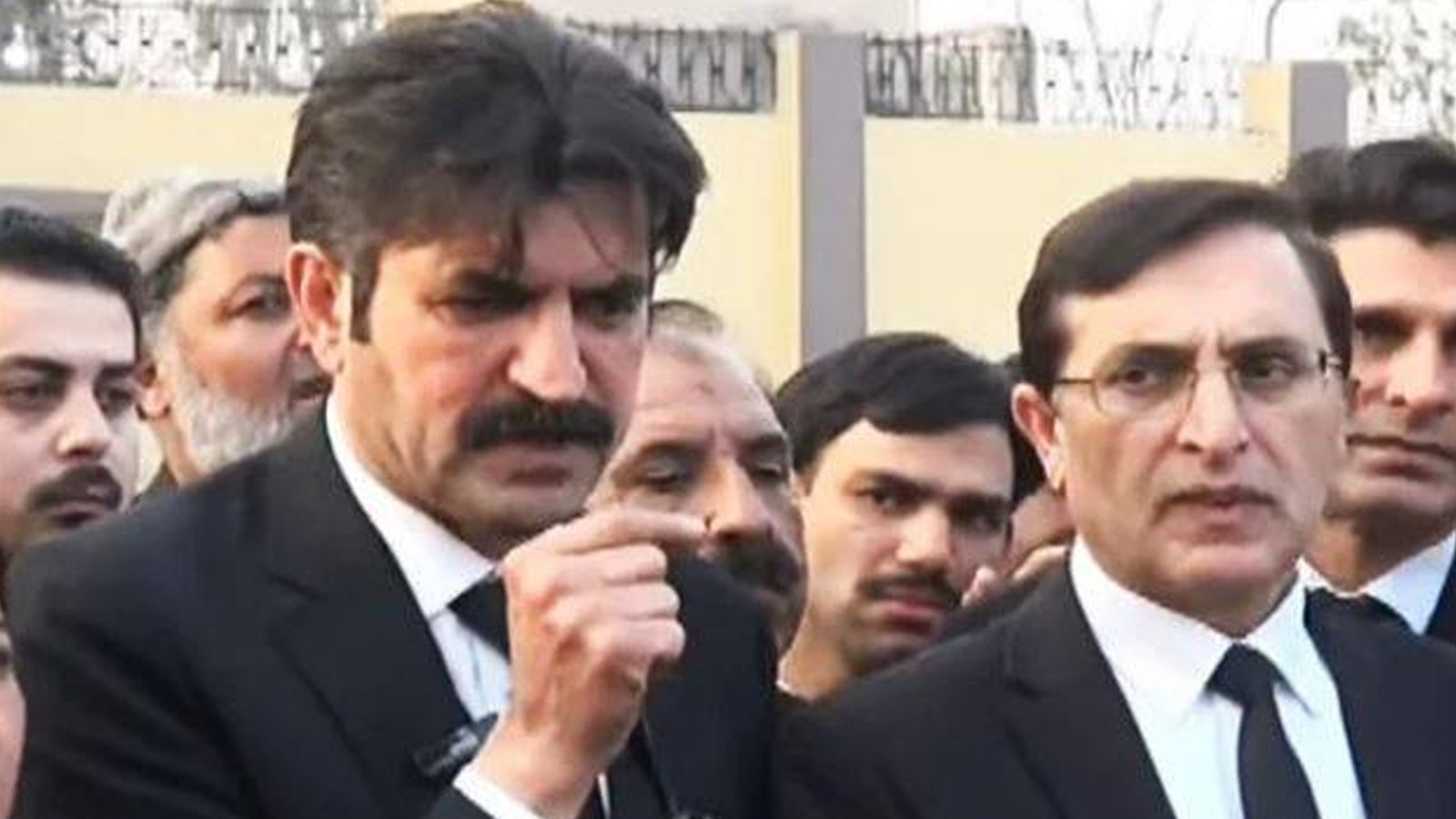 شیر افضل مروت پی ٹی آئی قیادت پر برہم، سنگین الزامات کی بوچھاڑ