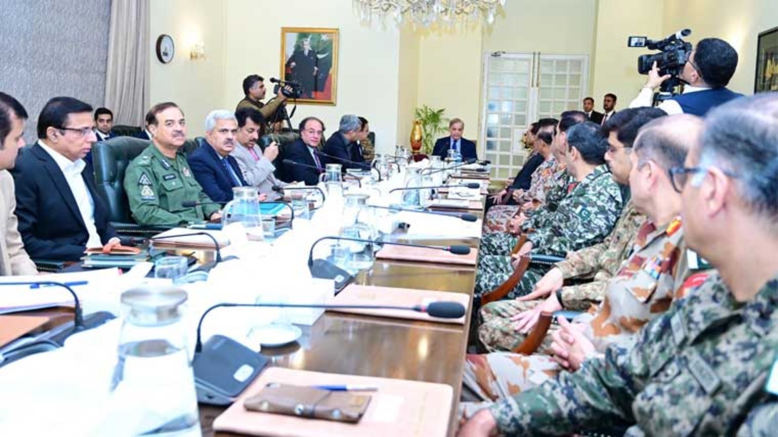 وزیراعظم کی سول آرمڈ فورسزکو سمگلنگ کے خاتمہ کیلئے ہرممكن سہولیات فراہم کرنے کی ہدایت