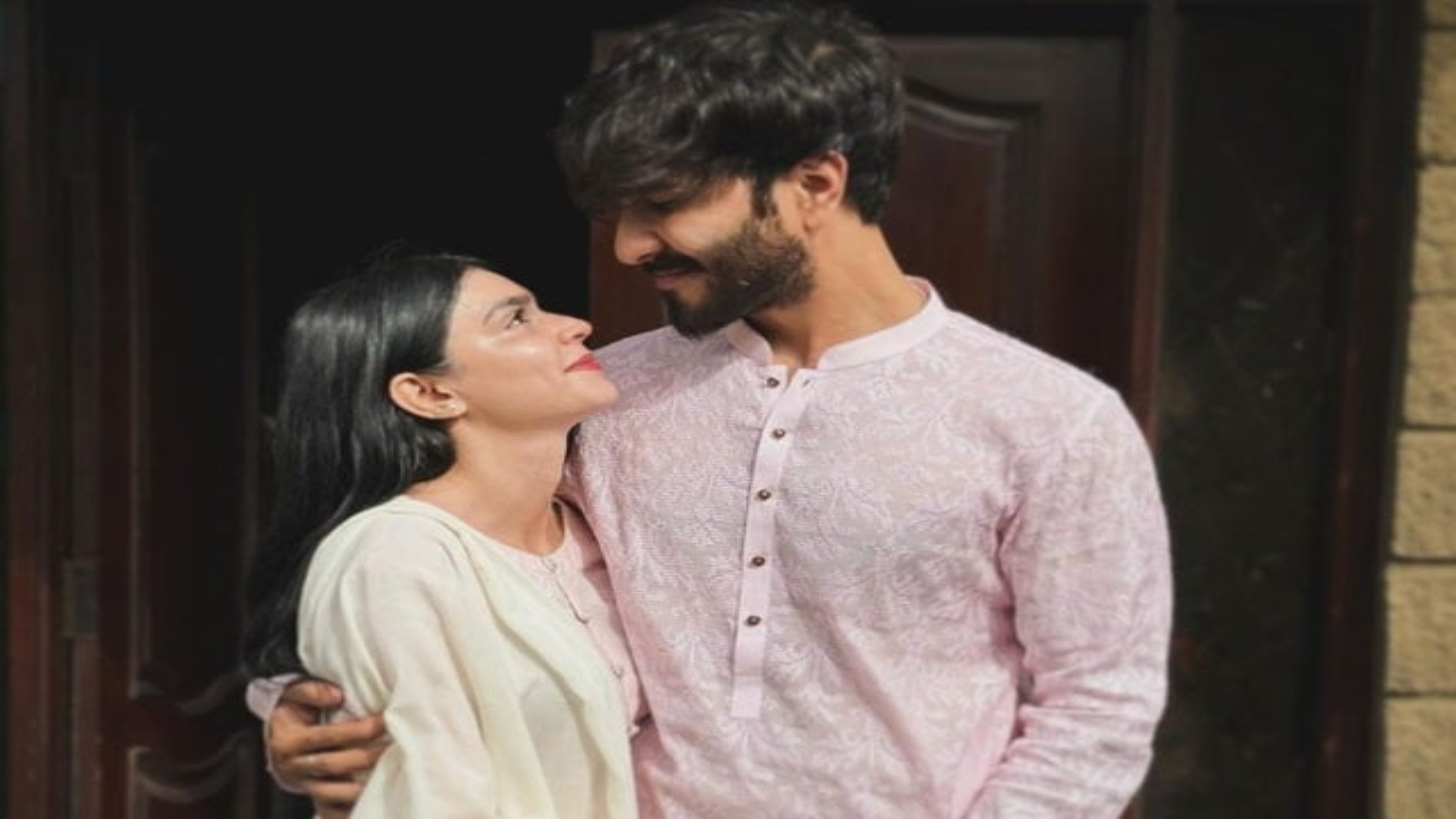 فیروز خان کی اہلیہ کیا کرتی ہیں؟ اصل نام اور پیشہ سامنے آگیا