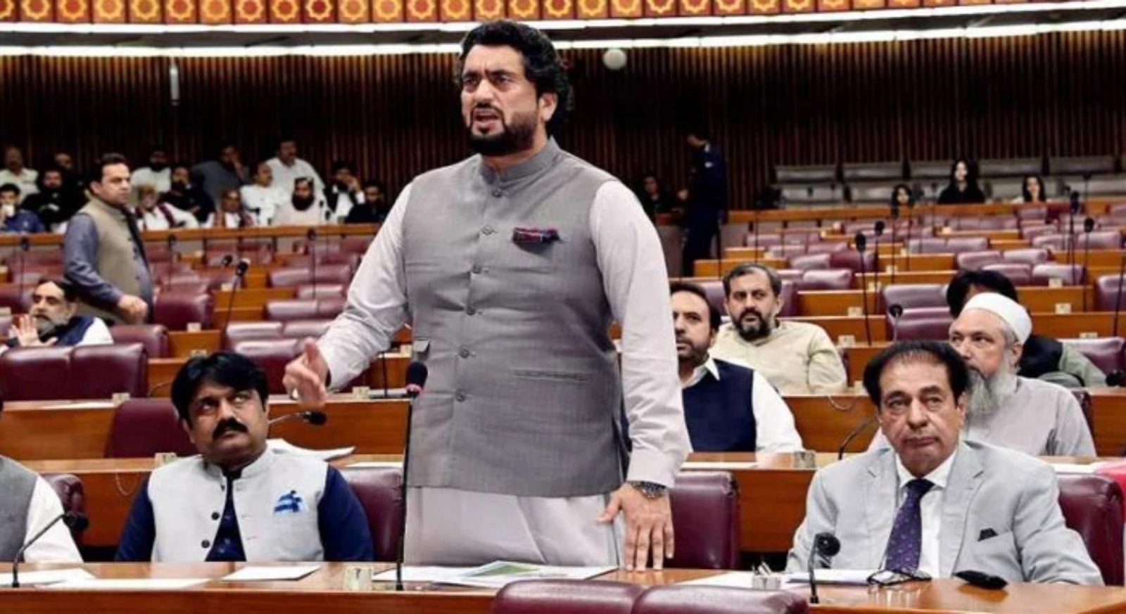 خواجہ آصف نے بہت بڑا الزام لگایا ہے، جھوٹوں پر اللّٰہ کی لعنت: شہریار آفریدی