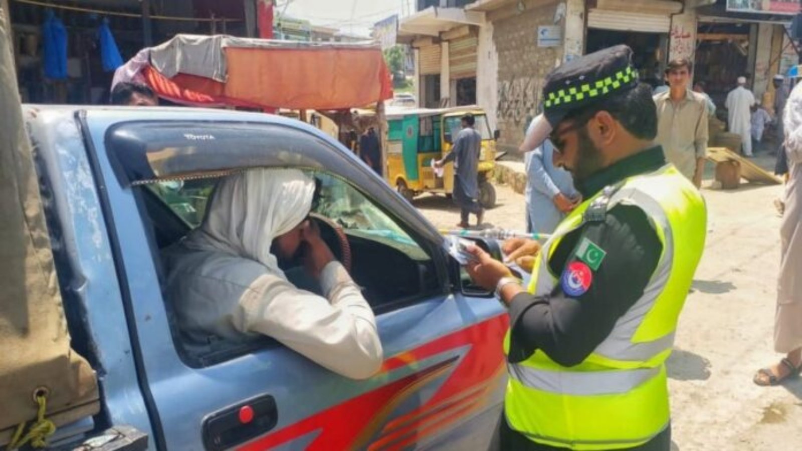 خیبرپختونخوا: ٹریفک جرمانوں کے معاملے پرمحکمہ ٹرانسپورٹ اور پولیس آمنے سامنے آگئے