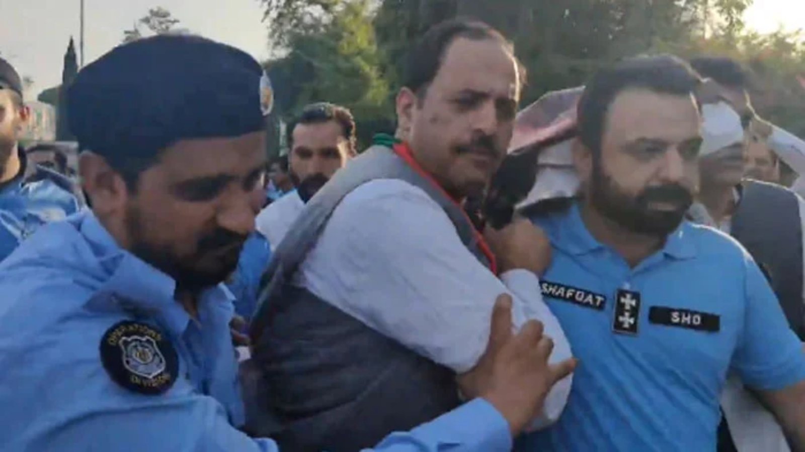 نیشنل پریس کلب کے باہر احتجاج، پی ٹی آئی اسلام آباد کے صدر عامر مغل گرفتار