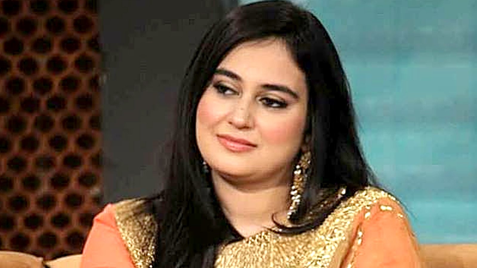 خاتون اینکر عائشہ جہانزیب پر شوہر کا تشدد، گرفتار کر لیا گیا