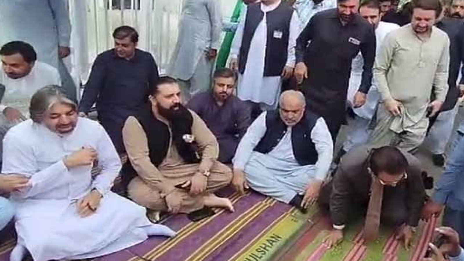 پی ٹی آئی کا روزانہ 3بجے سے 7بجے تک علامتی بھوک ہڑتالی کیمپ لگانے کا اعلان
