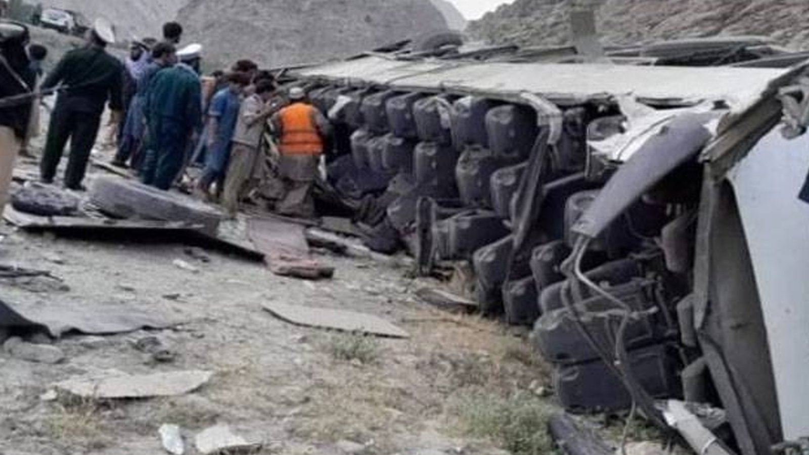 کابل بس خوفناک حادثے  کا شکار، 17 افراد جاں بحق ،34 زخمی