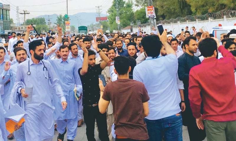 خیبر پختونخوا میں صحت نظام پر دھوکہ کیا جا رہا ہے، ینگ ڈاکٹرز ایسوسی سیشن کے الزامات سامنے آگئے