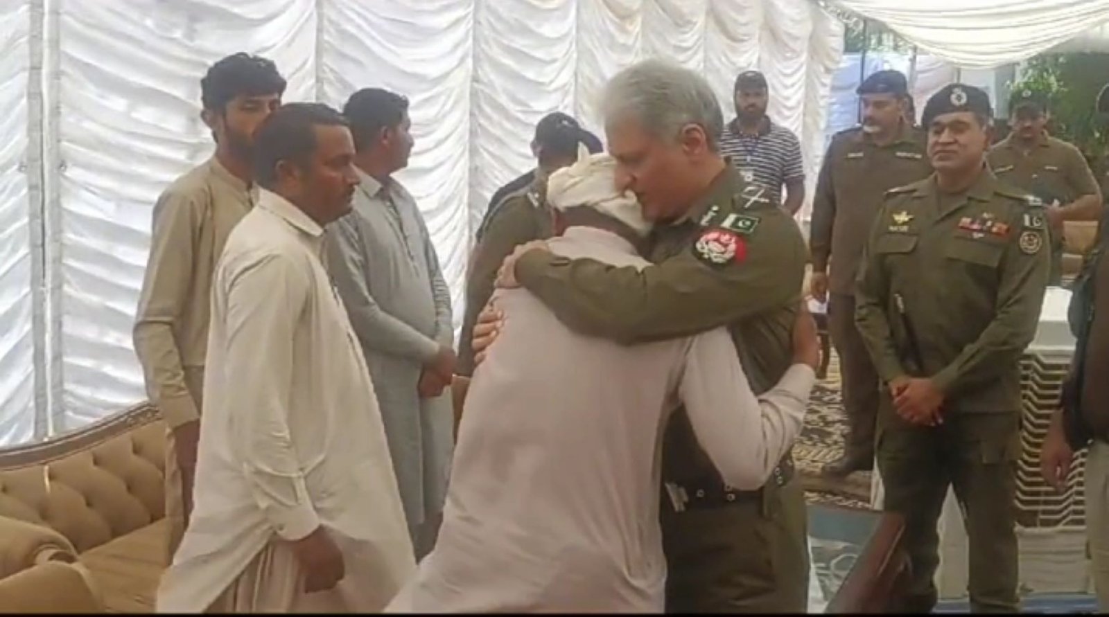 آئی جی پنجاب ڈاکٹر عثمان انور کی سانحہ کچہ ماچھکہ کے پولیس شہدا کی فیملیز سے ملاقات