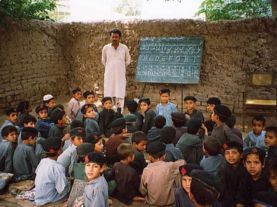 خیبرپختونخوا میں تعلیمی نظام ایک اور تجربے سے دوچار: صوبے کے پرائمری سکولز کرایہ کی عمارت میں قائم ہونگے