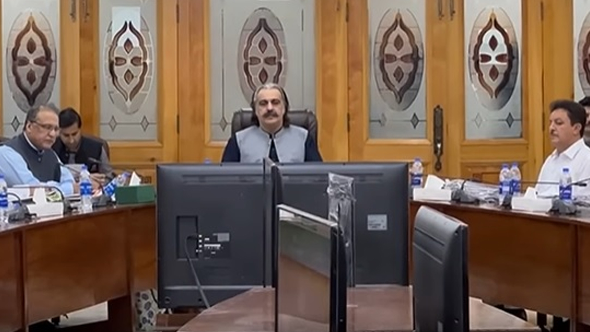 خیبر پختونخوا کابینہ اجلاس، عمران خان کی فوری رہائی اور مراد سعید کیخلاف مقدمات کے خاتمے کی قراردادیں پیش کی گئیں
