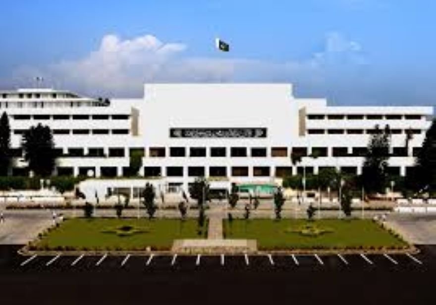 پارلیمنٹ کے ملازمین و افسران کا دفترِخارجہ کے ویزا نوٹ پر بیرون ملک سیاسی پناہ لینے کا انکشاف