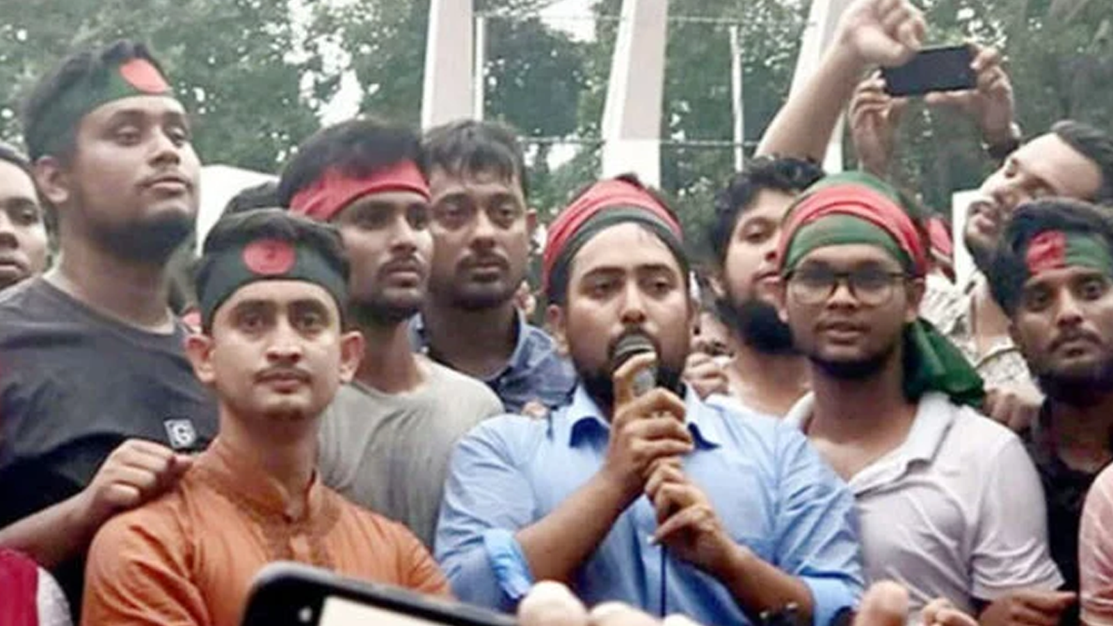 حسینہ واجد کی حکومت گرانے والے  تین طلبہ کون ہیں؟ نام سامنے آگئے