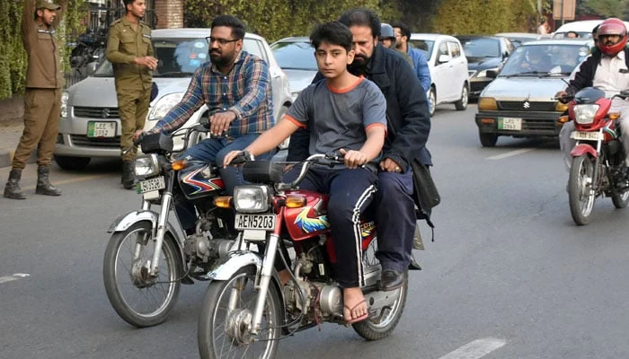 کم عمر ، بغیر ہیلمٹ اور موٹرسائیکل پر 03 سواروں کےخلاف خصوصی کریک ڈاؤن کا فیصلہ
