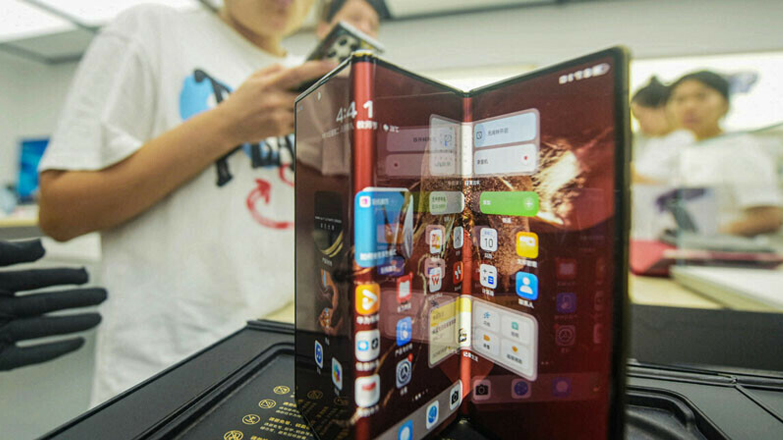 ہواوے نے دنیا کا پہلا ٹرپل فولڈ ایبل فون “میٹ ایکس ٹی” متعارف کرا دیا