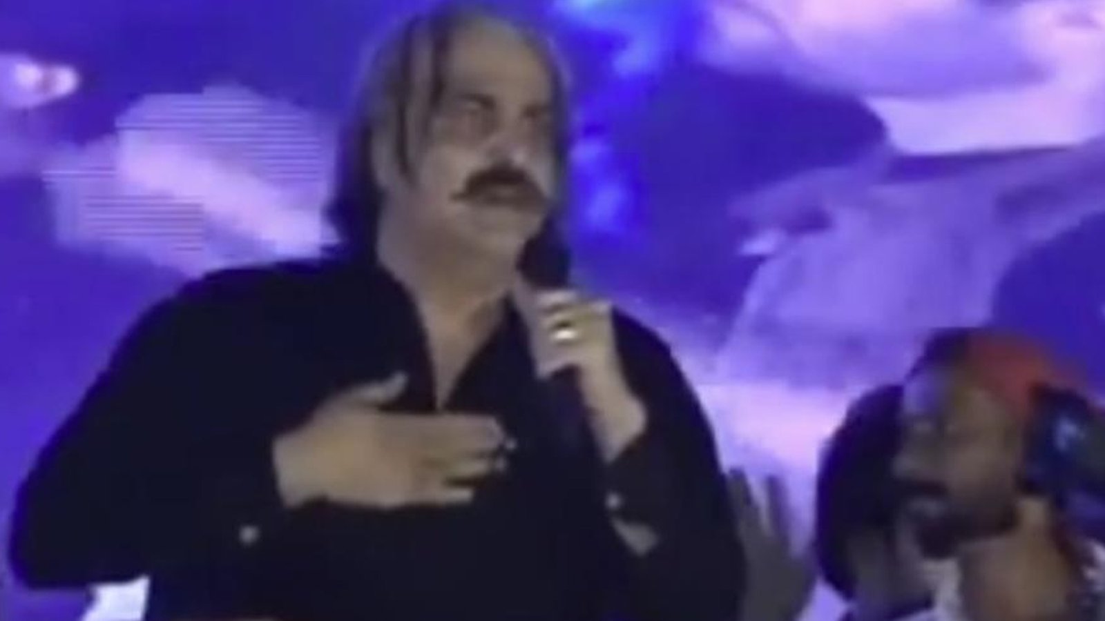 احتجاج ختم کرنے کے اعلان پر پی ٹی آئی کارکنان نے وزیراعلیٰ علی امین گنڈاپور کا گھیرائو کر لیا