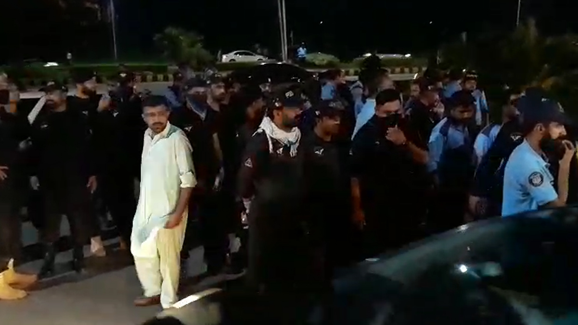 اسلام آباد پولیس کا عمر ایوب اور زرتاج گل کو بھی گرفتار کرنے کا فیصلہ