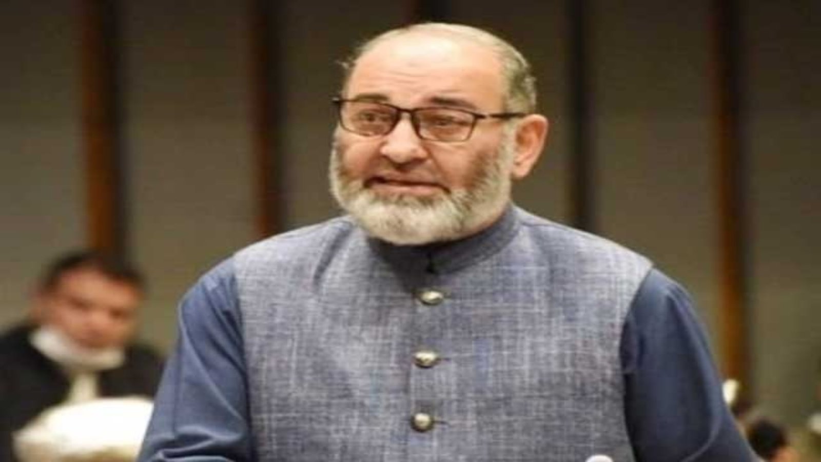 اسلام آباد: سابق سینیٹر مشتاق احمدکو اہلیہ سمیت حراست میں لے لیاگیا