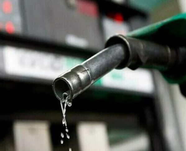 مہنگائی سے ستائی عوام کیلئے بُری خبر، پٹرولیم مصنوعات کی قیمتیں بڑھنے کا امکان