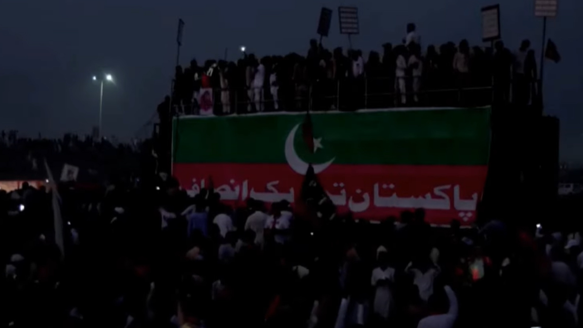 پی ٹی آئی کا لاہور میں جلسہ، مقررہ وقت ختم ہوتے ہی پولیس نے اسٹیج خالی کروالیا