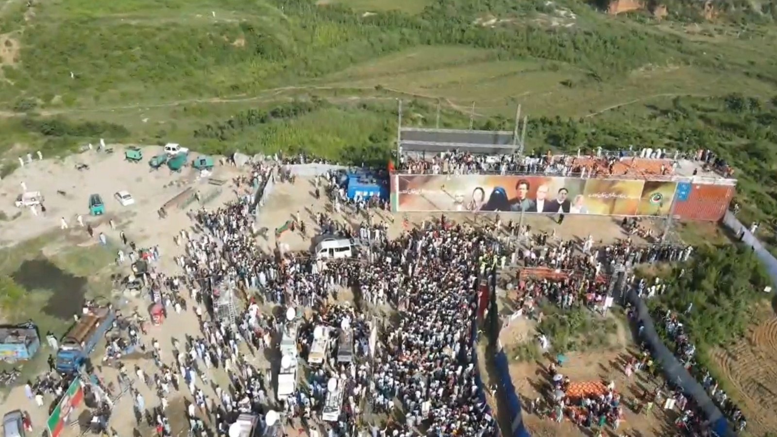 پی ٹی آئی کا جلسہ رکاوٹوں کے باعث تاخیر کا شکار ، کارکنوں کی آمد ، موبائل سروس معطل