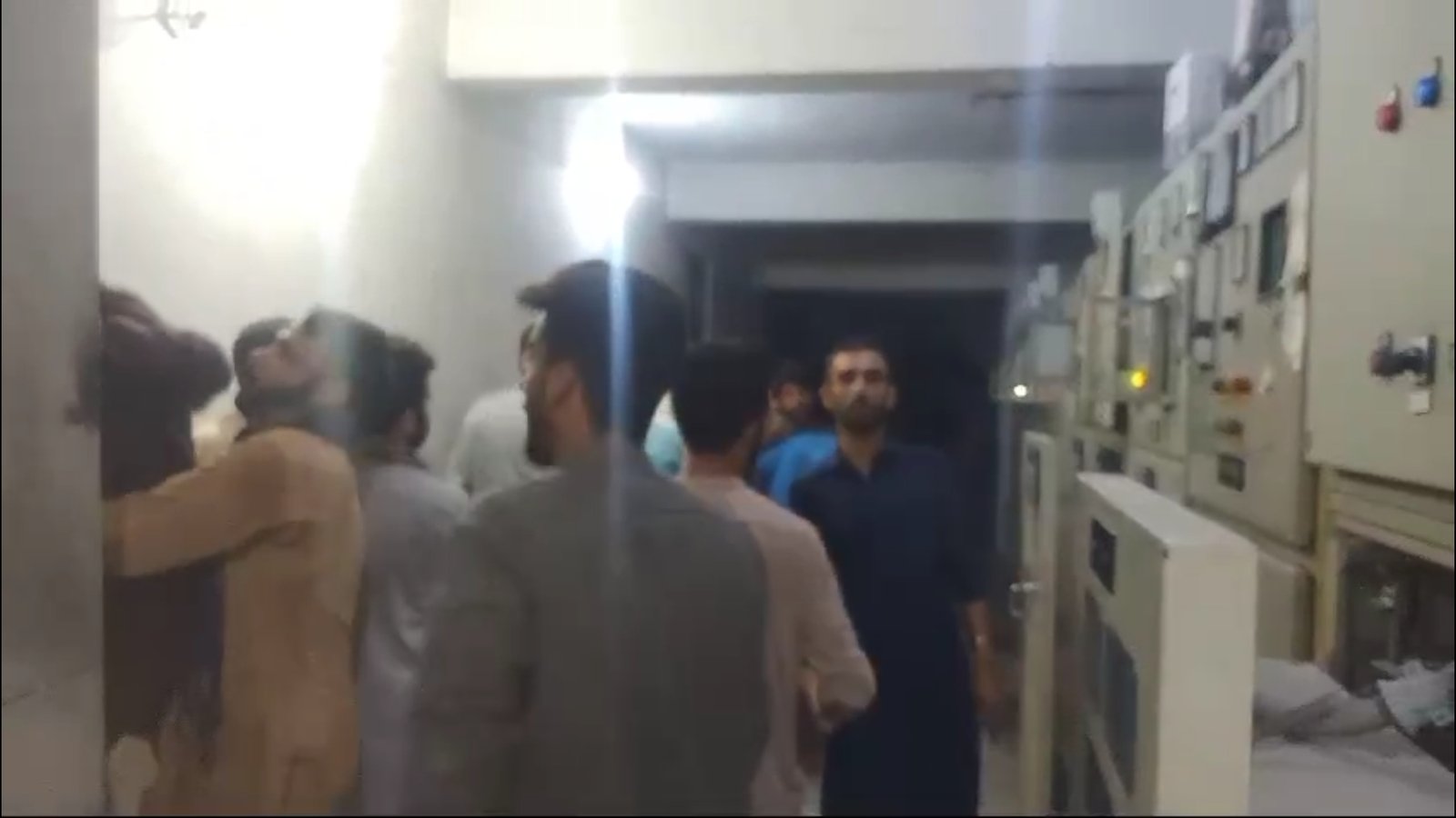 پشاور: مشتعل مظاہرین کا گرڈ سٹیشن پر حملہ، دلہ ذاک گرڈ سٹیشن پر قبضہ