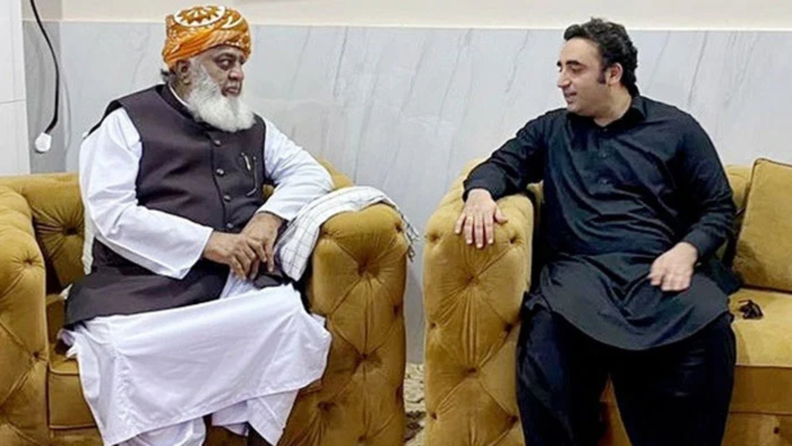 آئینی ترمیم، بلاول بھٹو رات گئے مولانا فضل الرحمان سے ملاقات کیلئے پہنچ گئے
