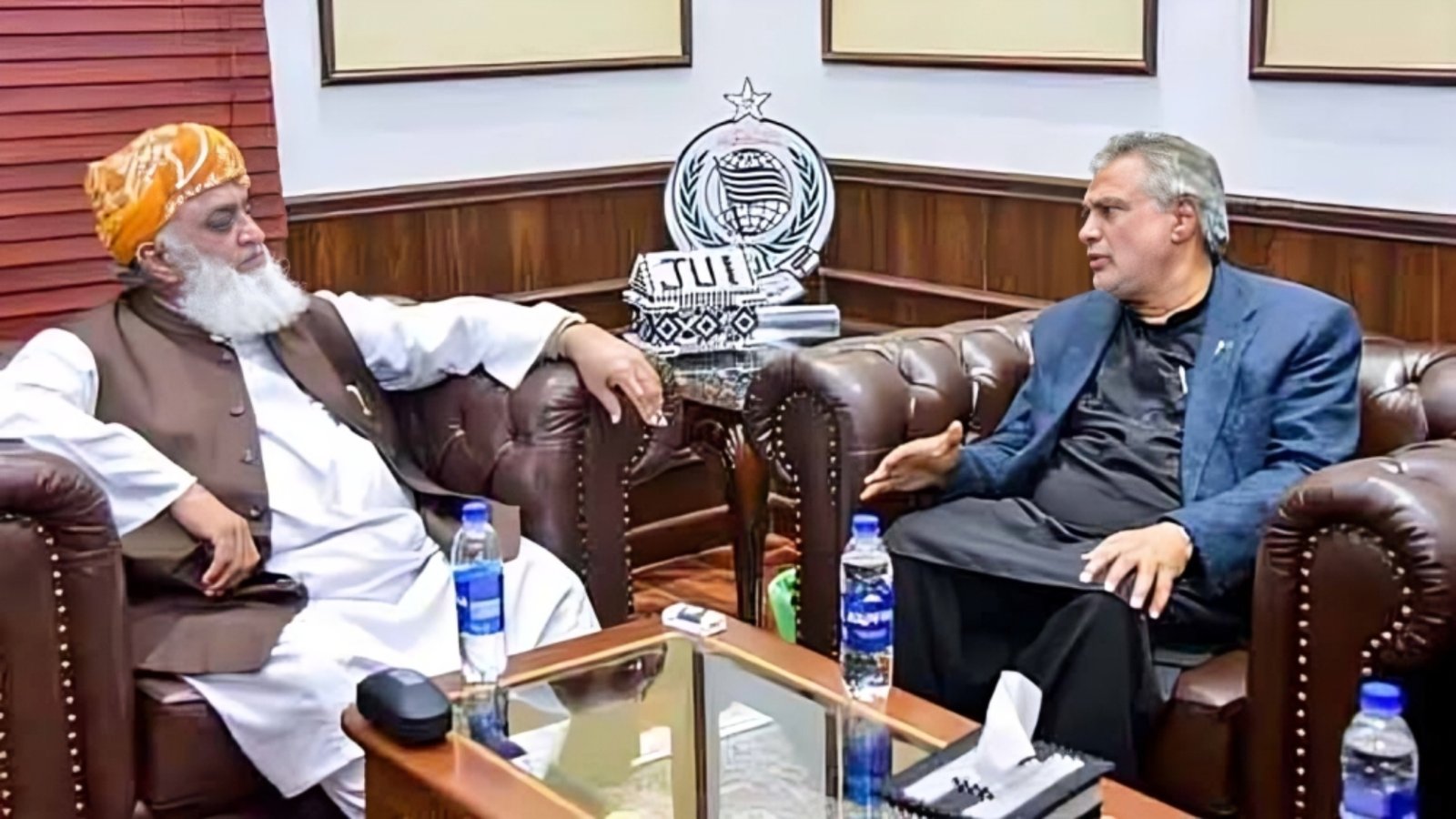 حکومتی وفد ایک بار پھر مولانا فضل الرحمان سے ملاقات کے لیے پہنچ گیا