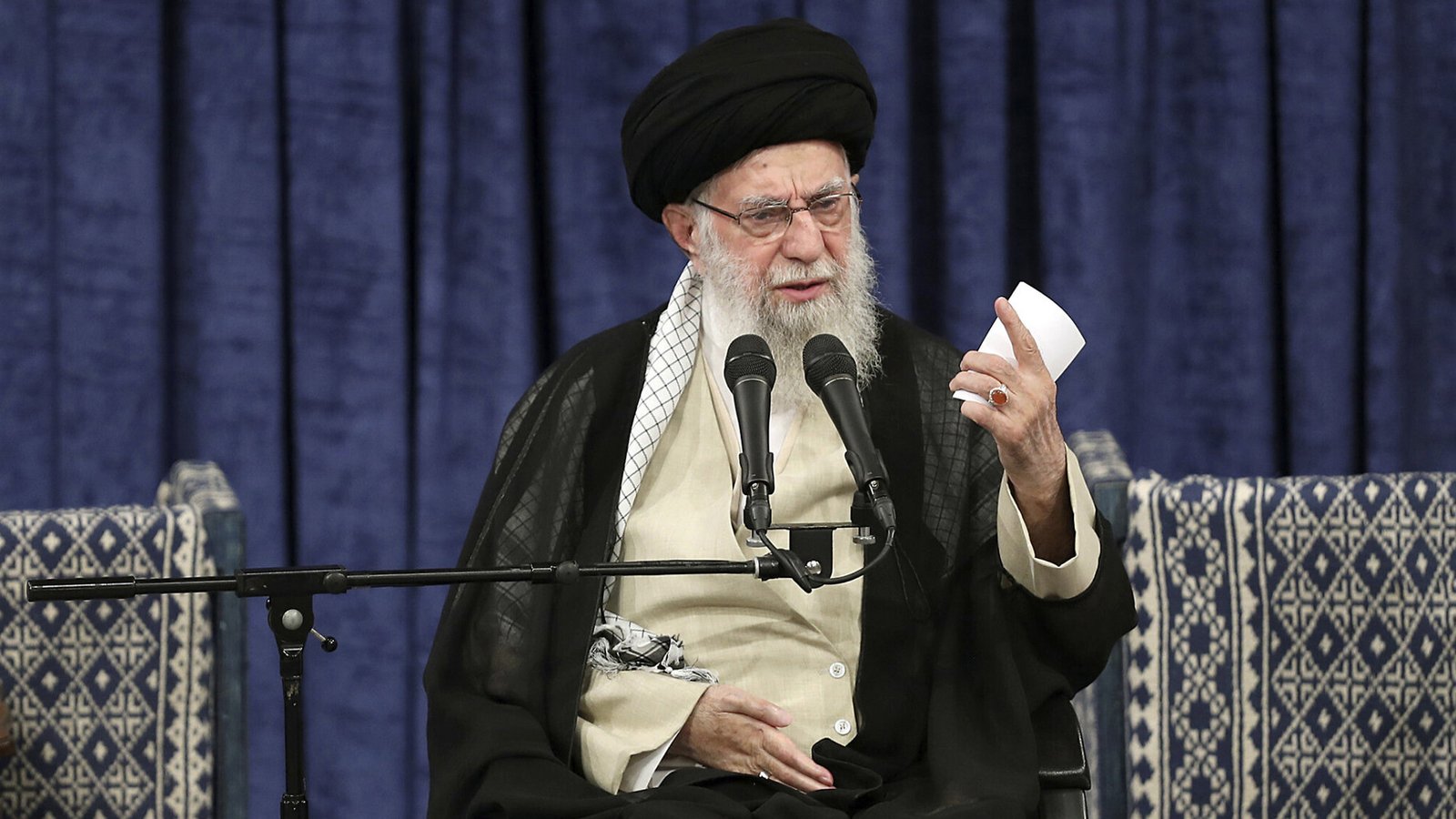 اسرائیل کا امریکہ کو مدد کیلئے پکارنا کمزوری کی علامت ہے، آیت اللہ خامنہ ای