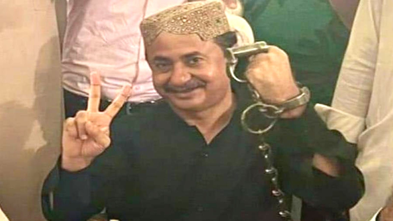 حلیم عادل شیخ ہنگامہ آرائی کے دو مقدمات میں بری