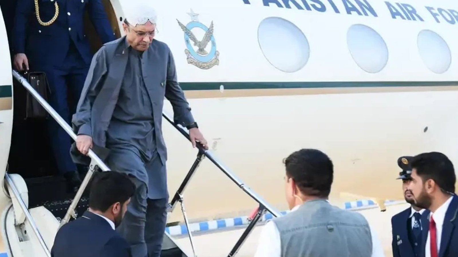 صدر مملکت آصف زرداری کا جہاز سے اُترتے ہوئے پائوں فریکچر ہوگیا