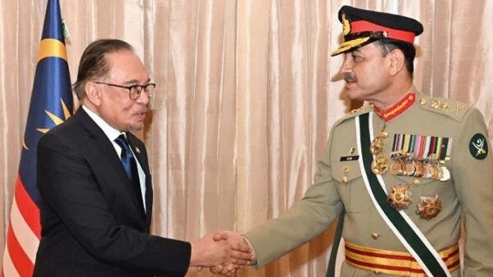 ملائیشین وزیراعظم کی آرمی چیف سے ملاقات،  امن میں پاک فوج کے کردار کی تعریف