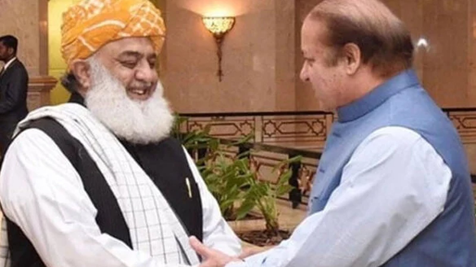 فضل الرحمان 26 ویں آئینی ترامیم کے معاملے پر نواز شریف سے ملاقات کے لیے لاہور پہنچ گئے