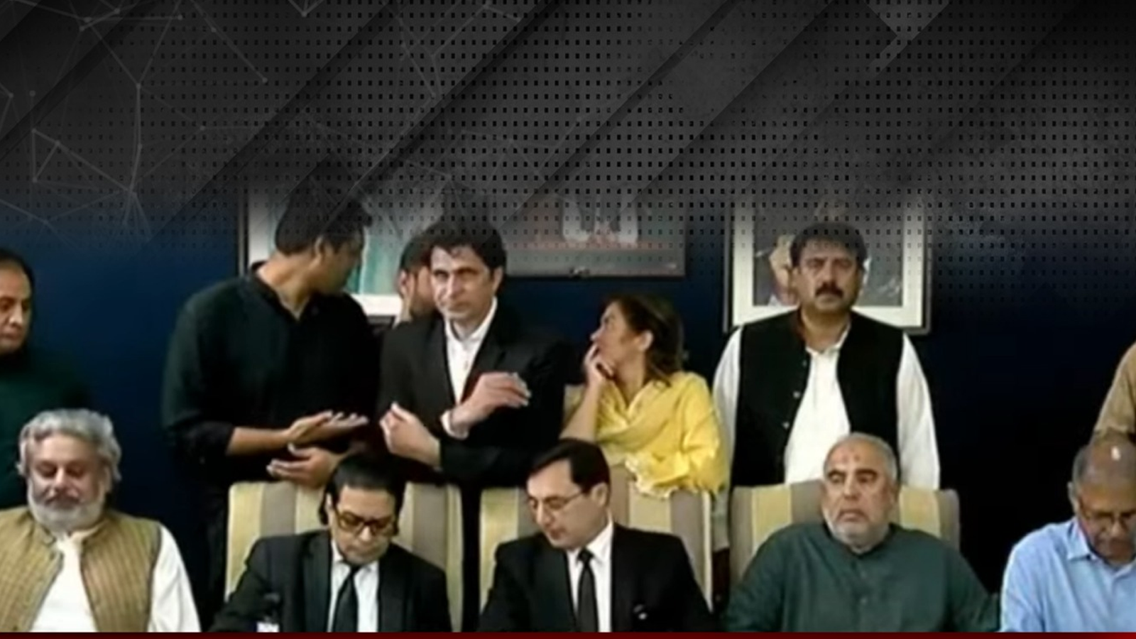 عمران خان کی فائنل ہدایات تک پی ٹی آئی کا آئینی ترامیم میں ووٹ دینے سے انکار