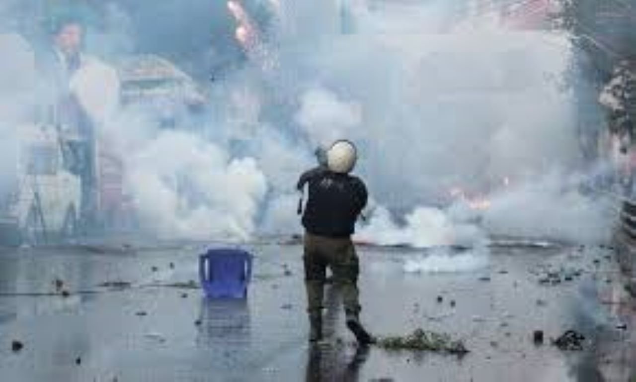 پی ٹی آئی احتجاج کے دوران ایوانِ عدل میں شیلنگ کرنے پر اہلکار معطل