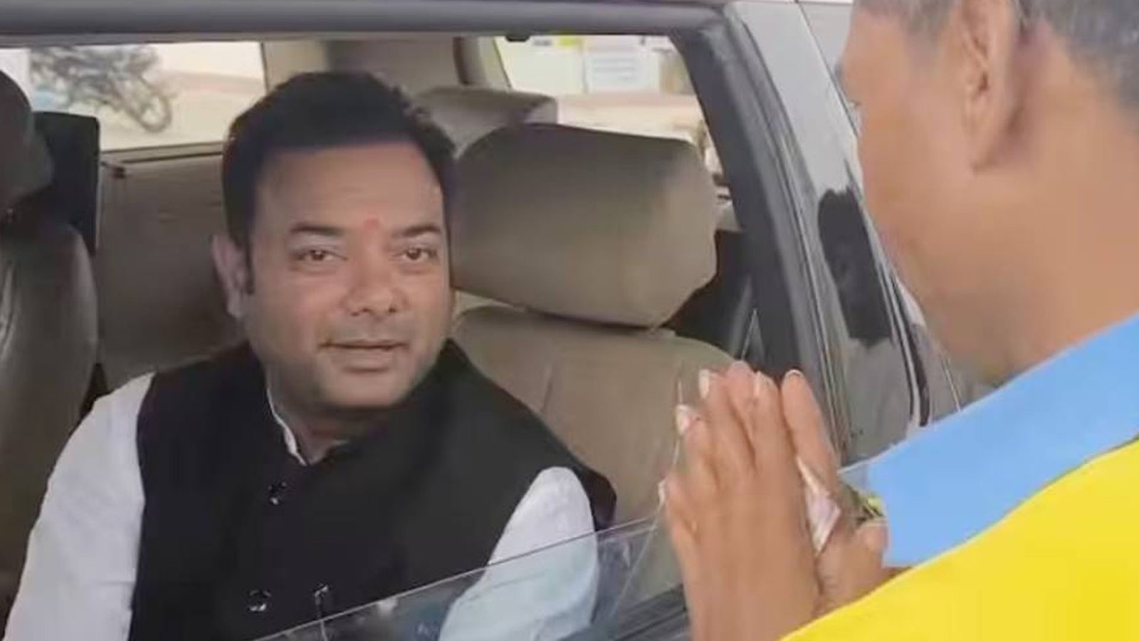 ووٹ لیا ہے تو دلہن بھی ڈھونڈ کردیں: کارکن کا رکن اسمبلی کو روک کرمطالبہ