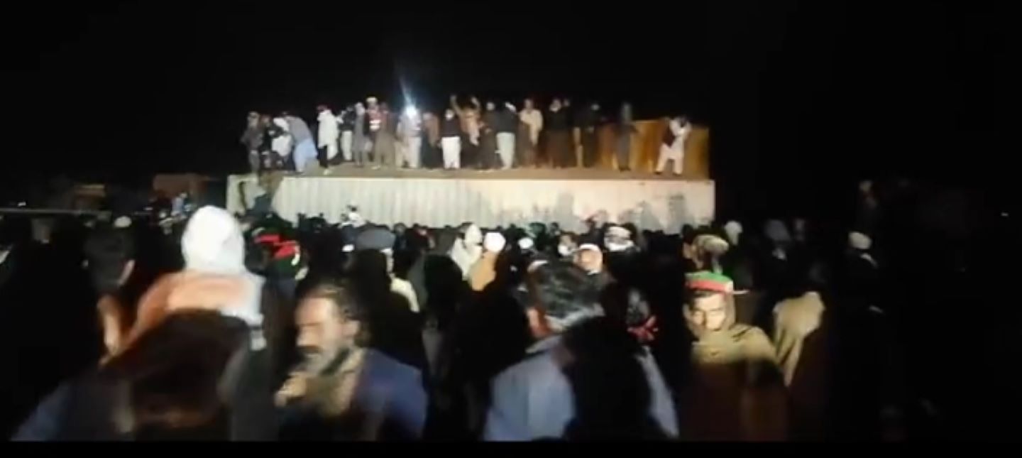 پی ٹی آئی قافلہ برہان انٹر چینج پہنچ گیا،کارکن رکاوٹیں ہٹانے میں مصروف