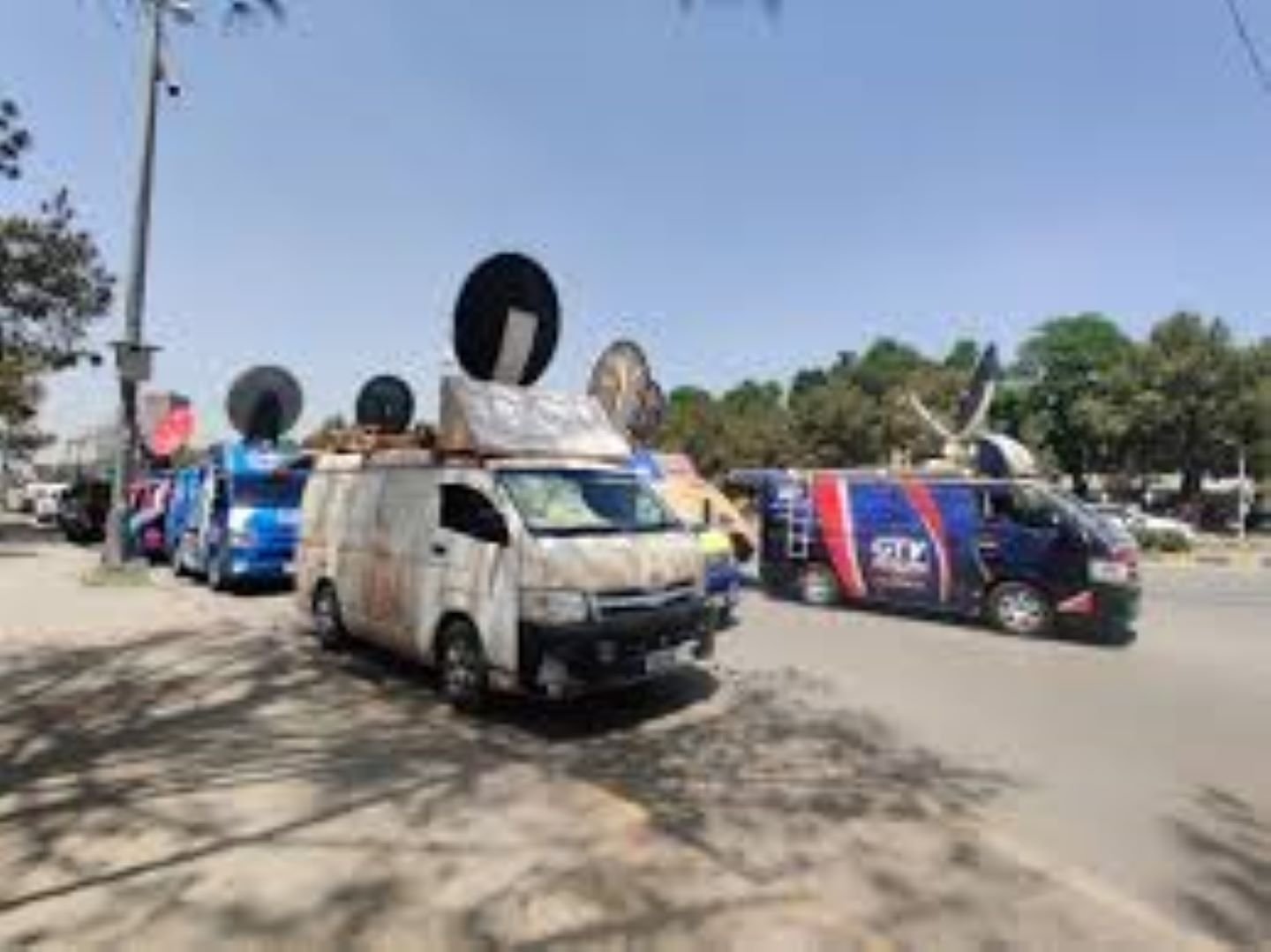 پاکستان تحریکِ انصاف کے مشتعل کارکنان کا GTV کی وین پر پتھراؤ