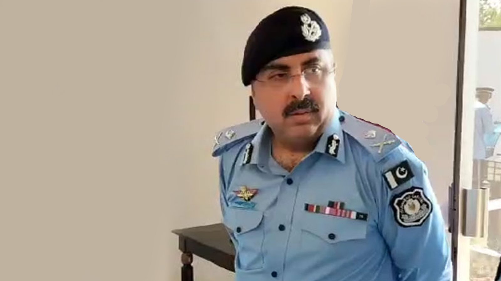 جپھا ڈالنا ہے اور پریزن وین میں ڈال دینا ہے، آئی جی اسلام آباد کی پولیس جوانوں کو ہدایت