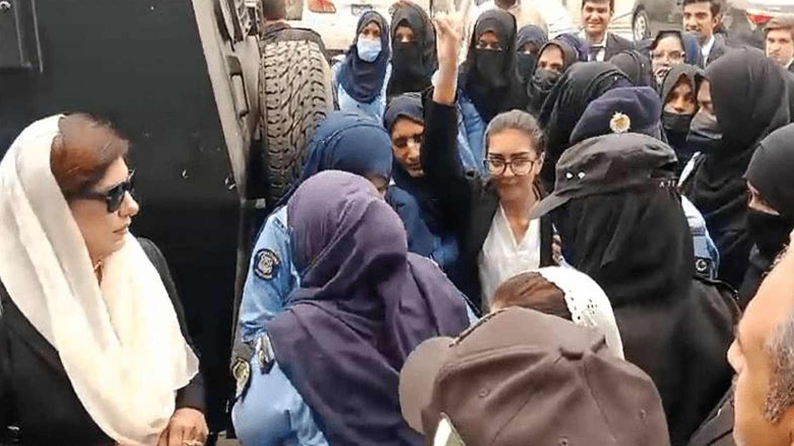 ایمان مزاری اور ان کے شوہر جیل سے رہا